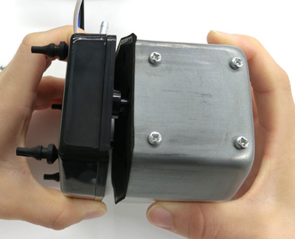 本体ユニットを開ける2