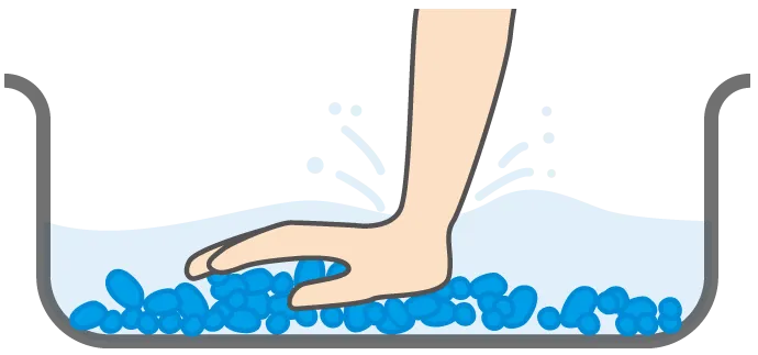水道水を注ぎ、粘膜を守るカルキぬきプロテクトXを入れよう。