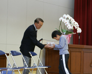 児童にメダカをプレゼントする神畑重三